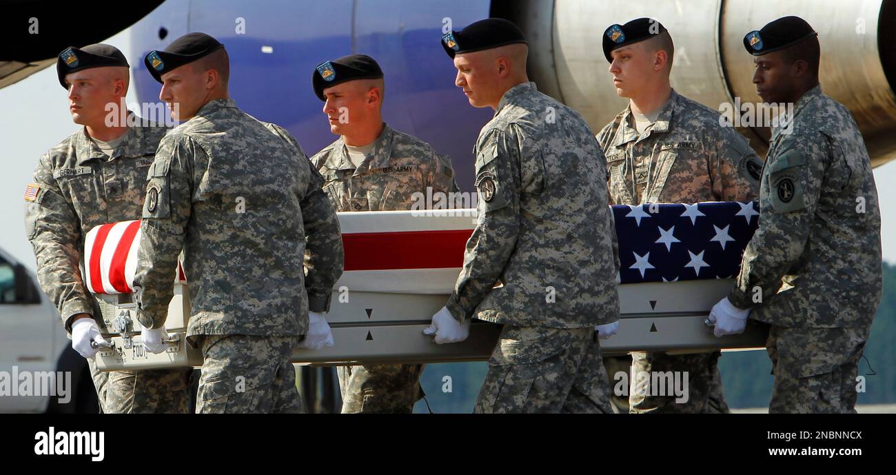 An Army carry team moves a transfer case containing the remains of Spc. Devin A. Snyder during a dignified transfer ceremony at Dover Air Force Base, Del., Monday, June 6, 2011. According to the Department of Defense, Snyder, of Cohocton, N.Y., died while supporting Operation Enduring Freedom in Afghanistan. (AP Photo/Ann Heisenfelt) Foto Stock