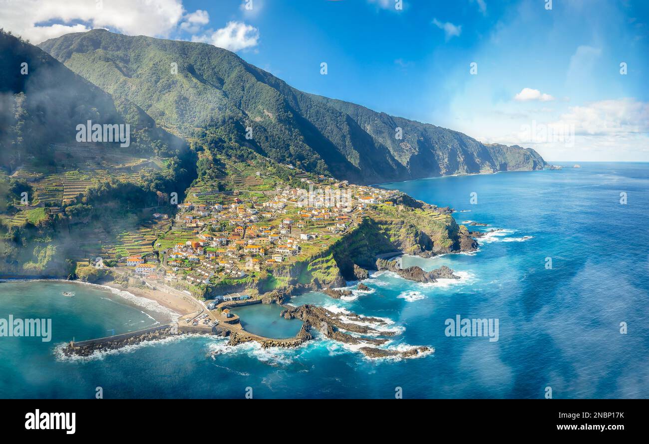 Paesaggio con Seixal villaggio della costa settentrionale, isola di Madeira, Portogallo Foto Stock