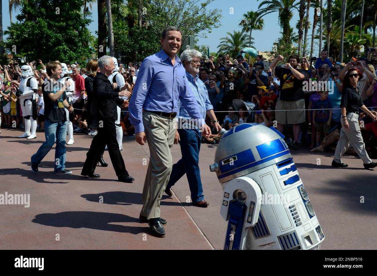 Disney CEO Robert Iger, center, and Star Wars creator George Lucas, to his left, parade through the Disney Hollywood Studios theme park during the re-opening celebration of the Star Tours motion simulation ride in Lake Buena Vista, Fla., Friday, May 20, 2011. (AP Photo/Phelan M. Ebenhack) Foto Stock