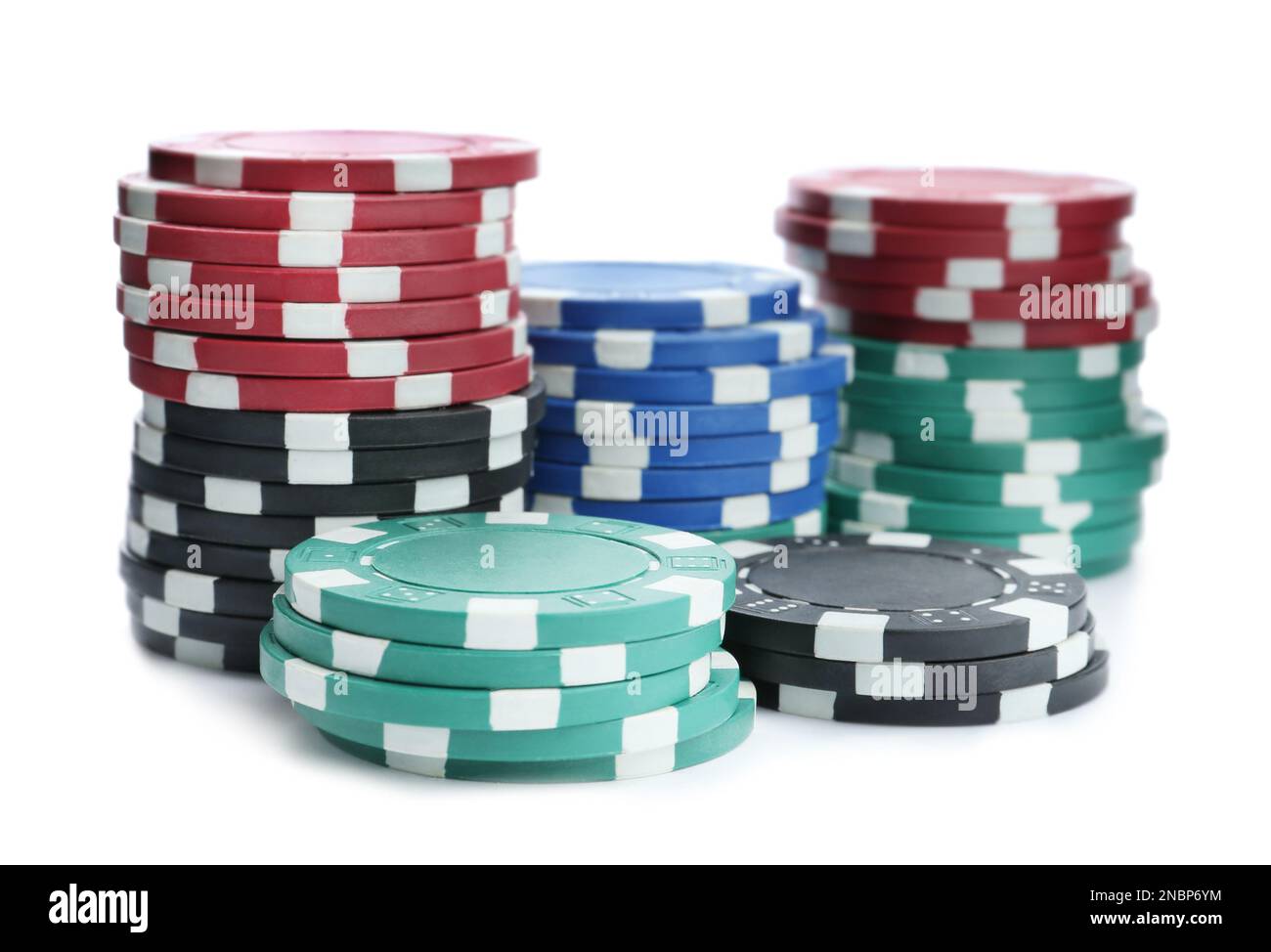 Chip di plastica da casinò impilati su sfondo bianco. Gioco di poker Foto Stock