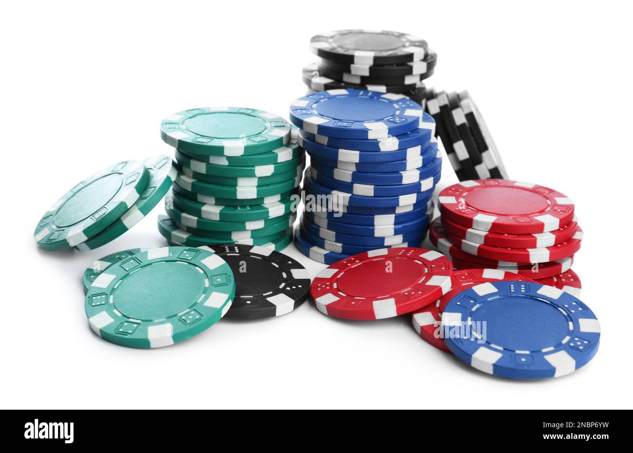 Chip di plastica da casinò impilati su sfondo bianco. Gioco di poker Foto Stock