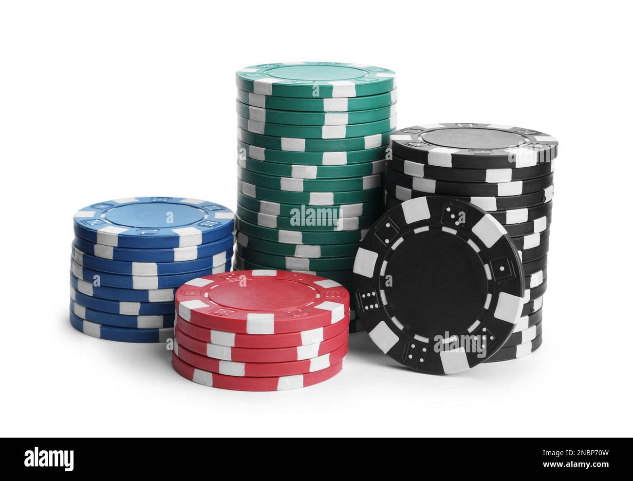 Chip di plastica da casinò impilati su sfondo bianco. Gioco di poker Foto Stock