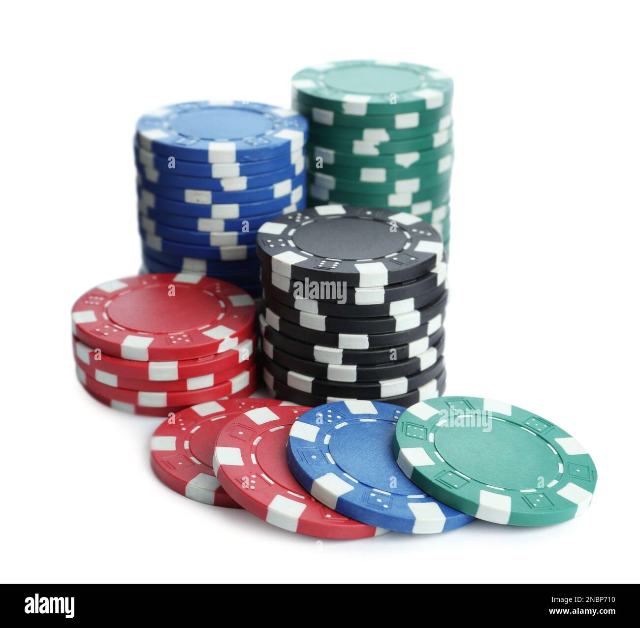 Chip di plastica da casinò impilati su sfondo bianco. Gioco di poker Foto Stock