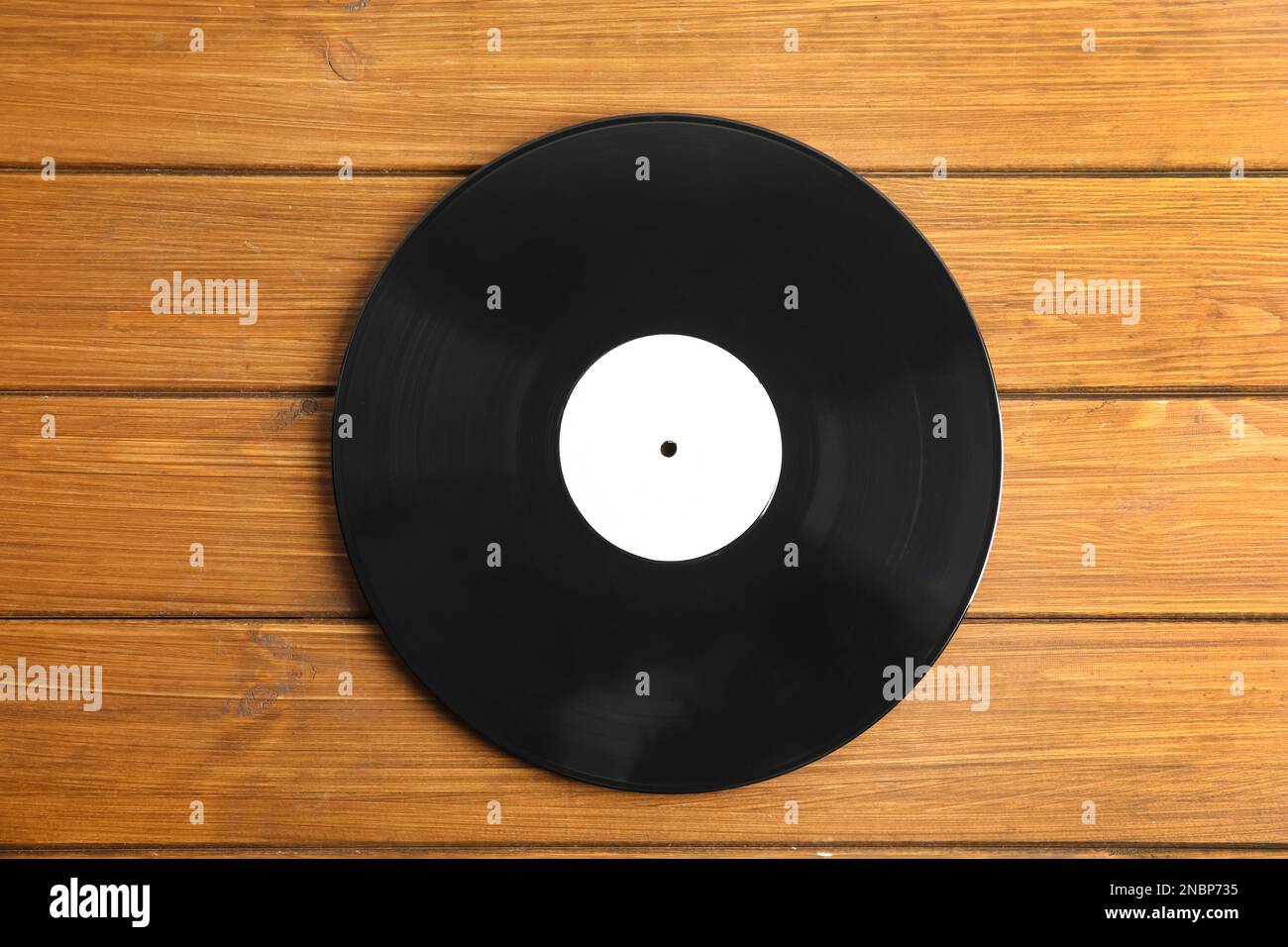 Disco in vinile vintage su tavolo in legno, vista dall'alto Foto Stock