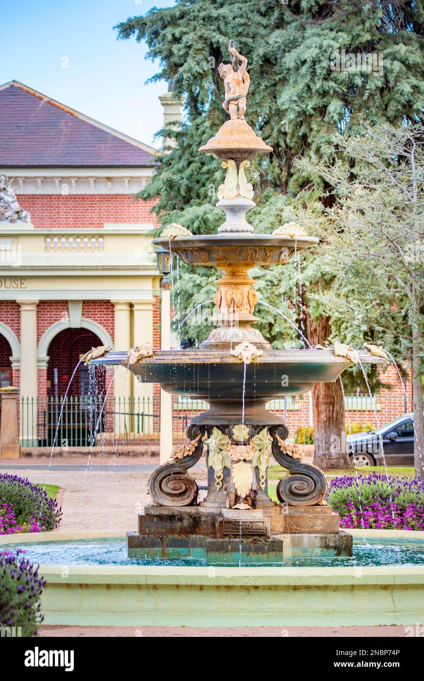 La fontana a più livelli di Coalbrookdale prodotta da Victoria Park a Forbes, nel nuovo Galles del Sud, Australia, fu presentata dal sindaco William Thomas nel 1891 Foto Stock