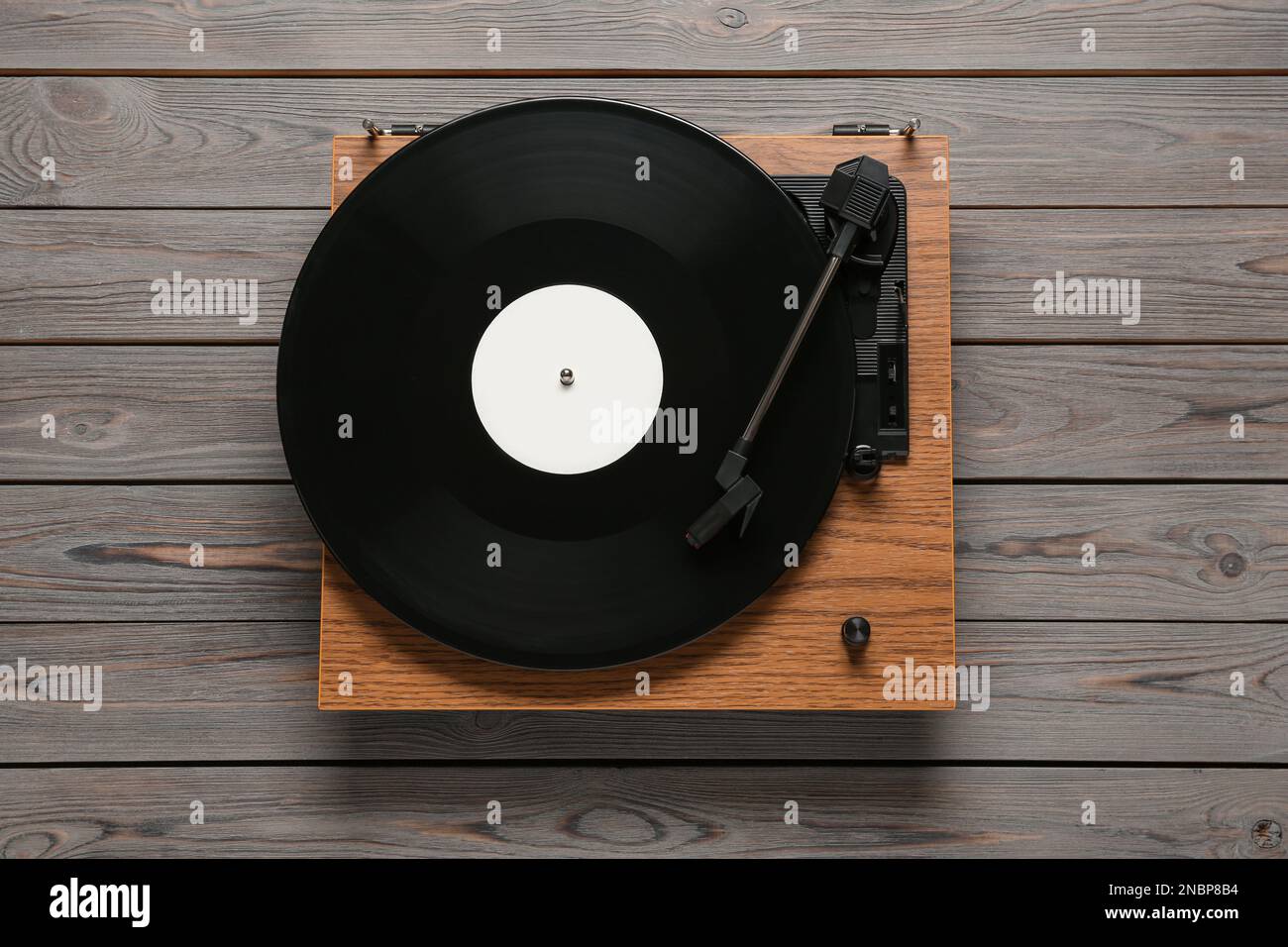 Giradischi con disco in vinile su sfondo in legno, vista dall'alto Foto Stock