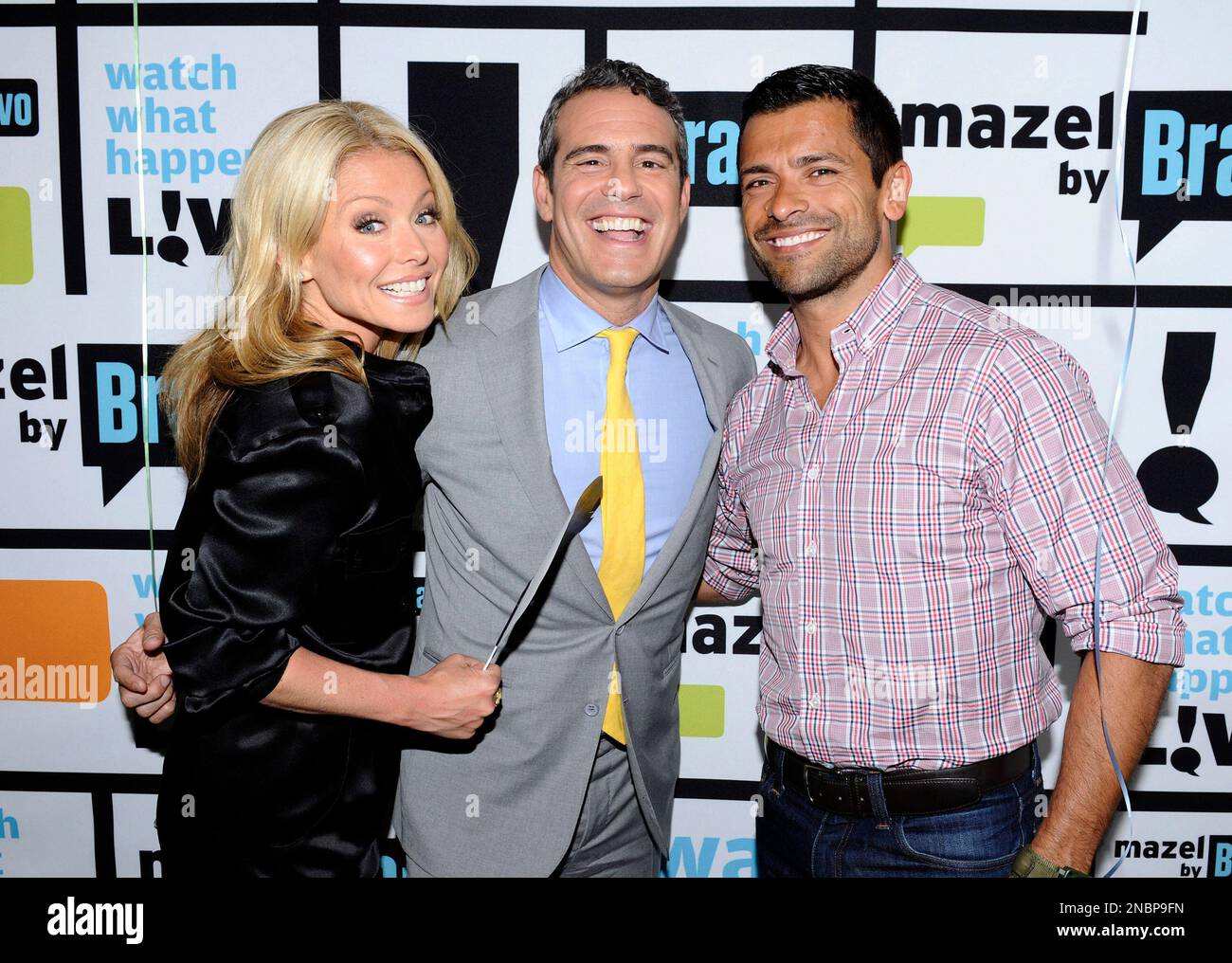 WATCH WHAT HAPPENS LIVE -- "Guests: Sandra Bernhard and Sonja Morgan" -- Pictured: (l-r) Kelly Ripa, Andy Cohen, Mark Consuelos -- Photo by: Peter Kramer/Bravo Foto Stock
