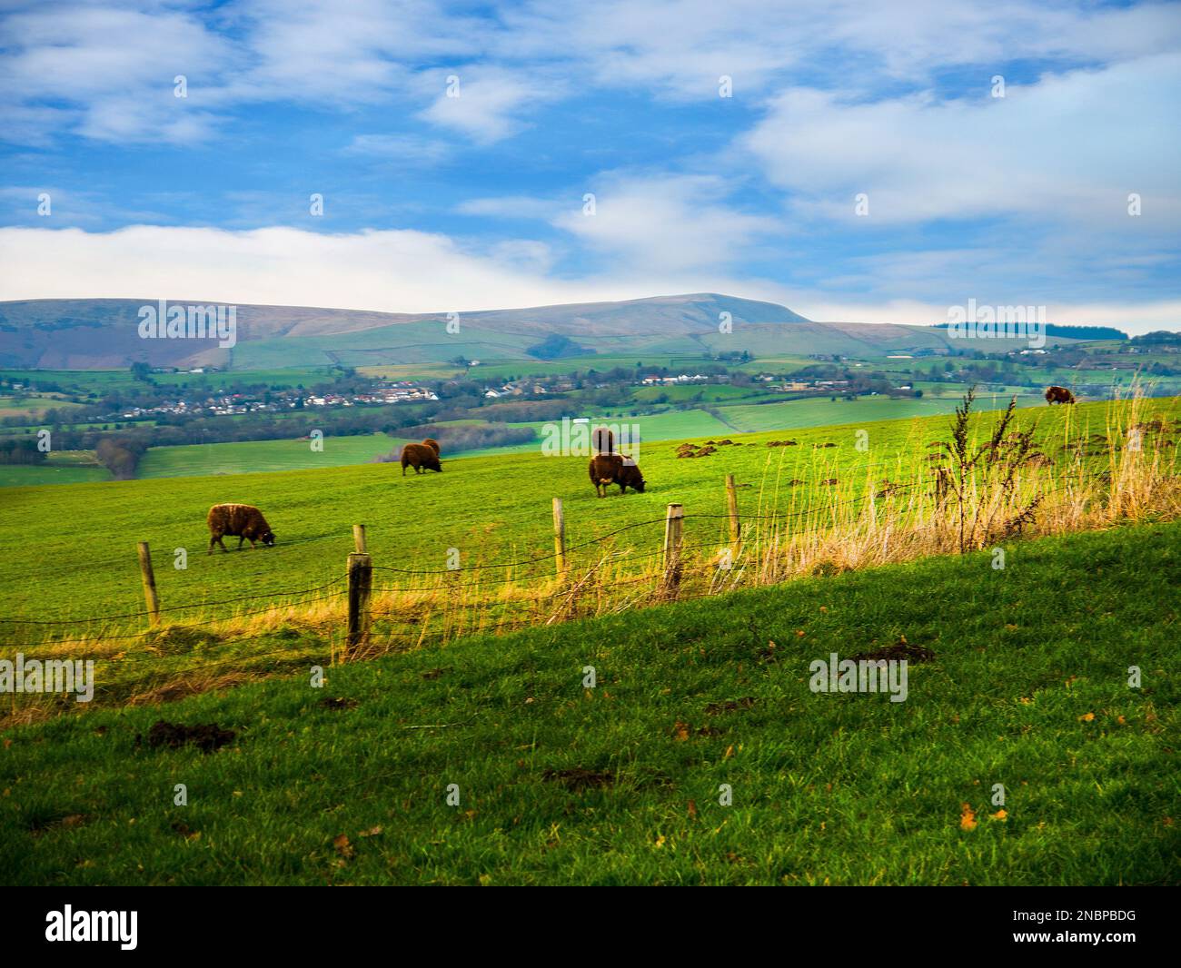 Questa vista della collina è a soli 3 km dal centro della città industriale di Burnley. Si tratta di un'area ricca di storia Foto Stock Questa vista della collina è a soli 3 km dal centro della città industriale di Burnley. Si tratta di un'area ricca di storia Foto Stock