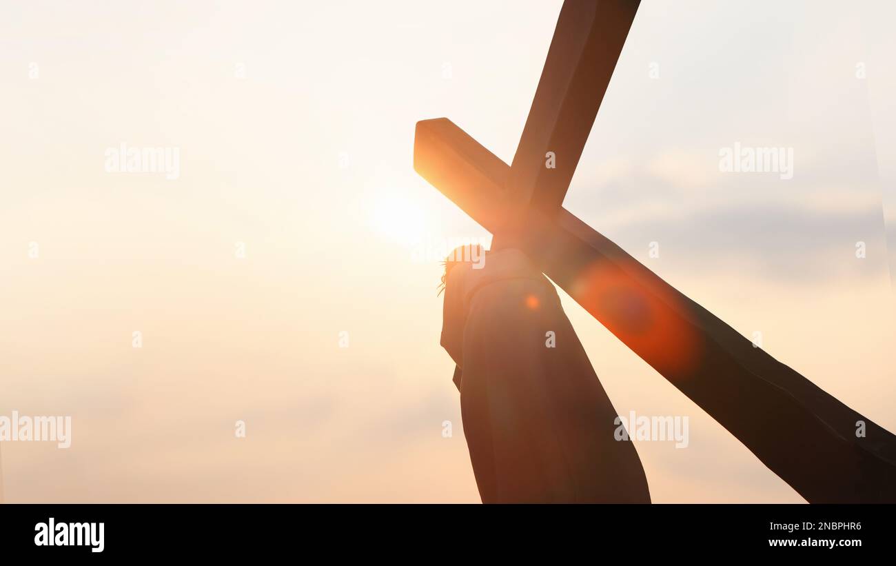 Golgota collina cielo rosso e luce brillante Gesù che porta la croce della sofferenza simboleggia la morte, il sacrificio e la resurrezione Foto Stock