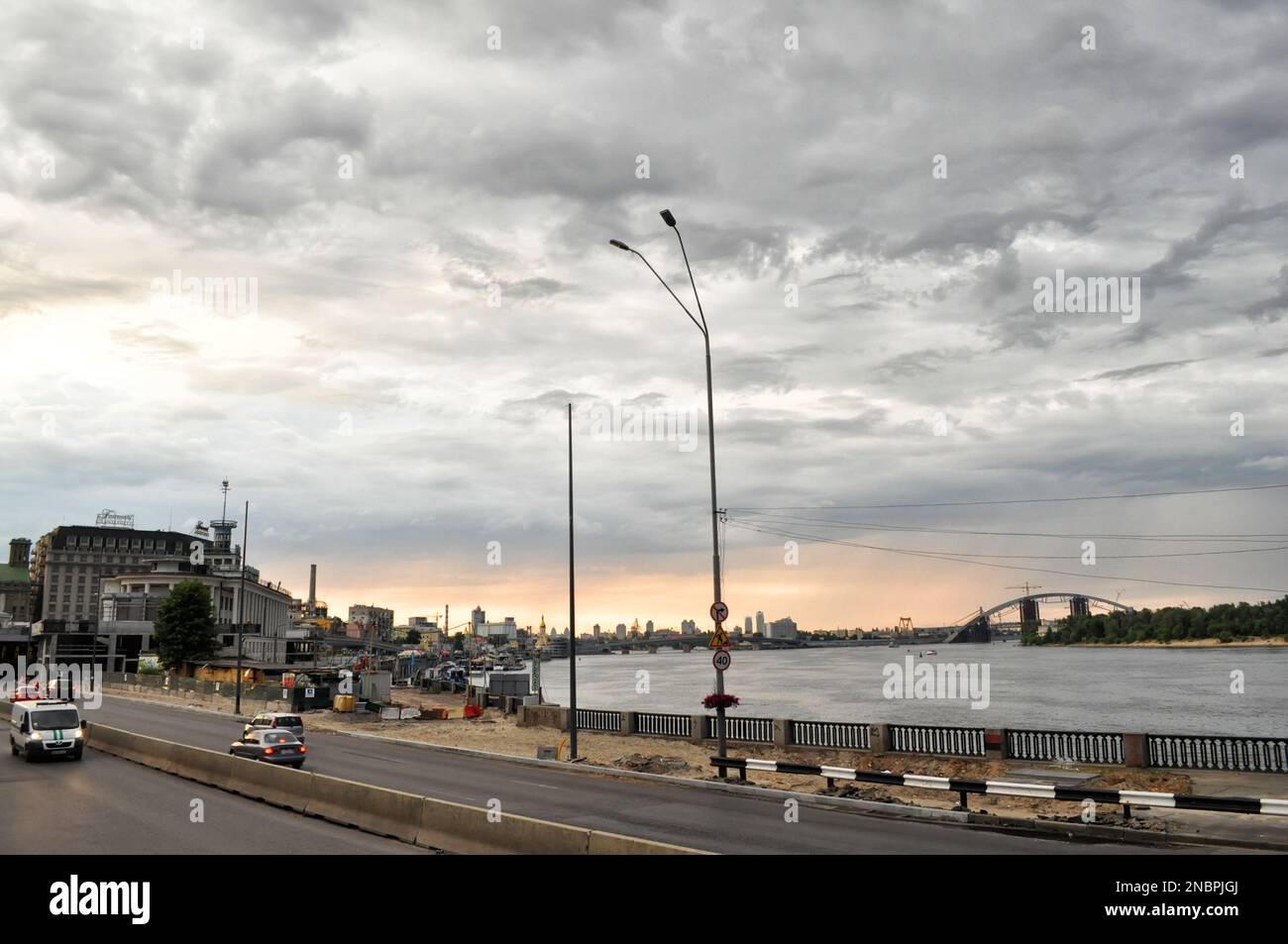 Kiev, Ucraina. Luglio 19. 2014. Panorama del terrapieno, dell'autostrada e del ponte pedonale di Dnieper. Tempo nuvoloso con cieli spettacolari. Foto Stock