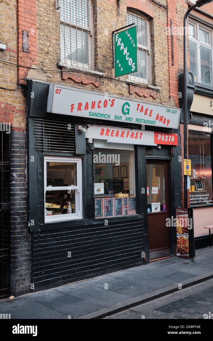 Il tradizionale paninoteca e ristorante italiano Franco's Take Away si trova al 67 di Rivington St, Londra EC2A 3AY di Curtain Road, Shoreditch, Londra Foto Stock