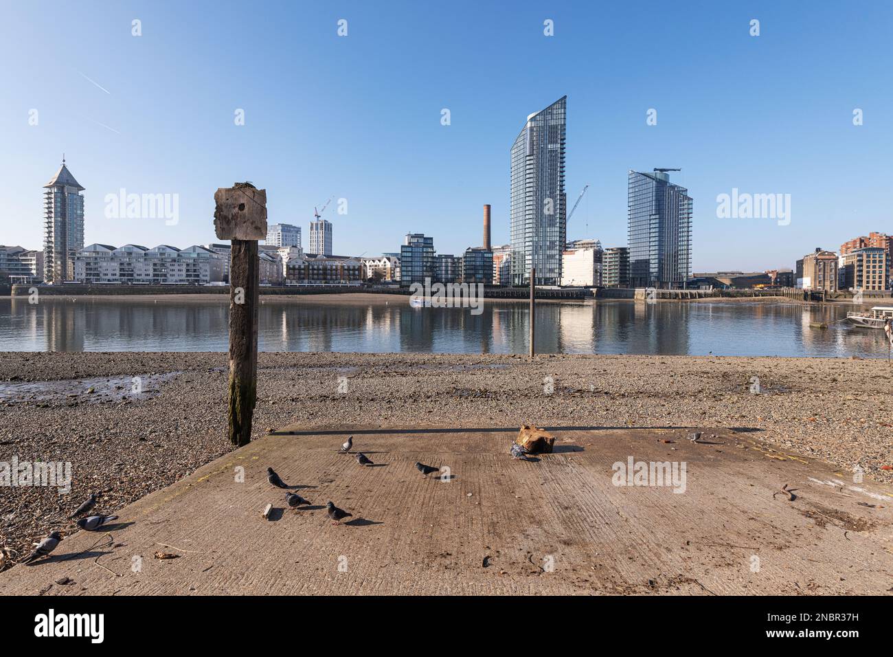 Chelsea Waterfront attraverso il Tamigi a bassa marea, Shot da Battersea. Foto Stock