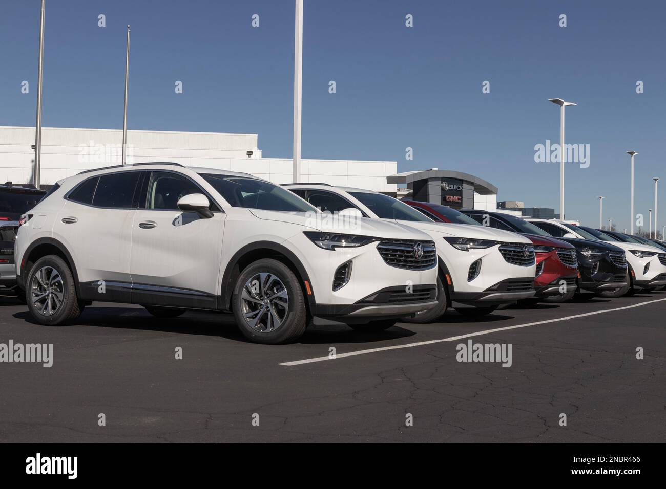 Cincinnati - circa Febbraio 2023: Buick envision SUV display. L'envision ha Amazon Alexa, Apple CarPlay e Android Auto integrati. Foto Stock