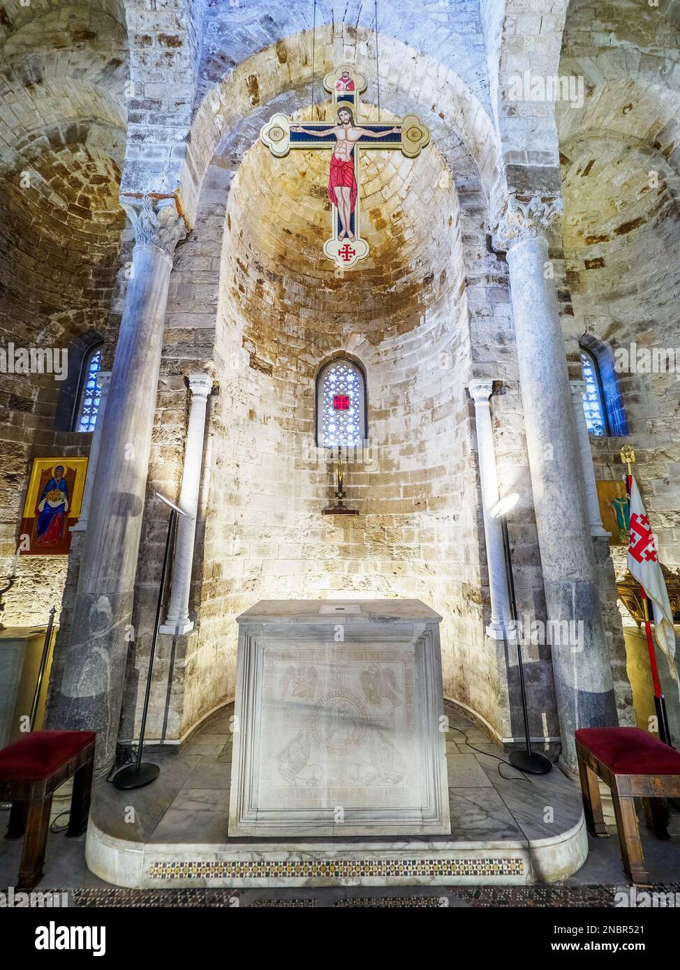 Altare maggiore - la chiesa di San Cataldo in stile architettonico arabo-normanno - Palermo, Sicilia, Italia Foto Stock