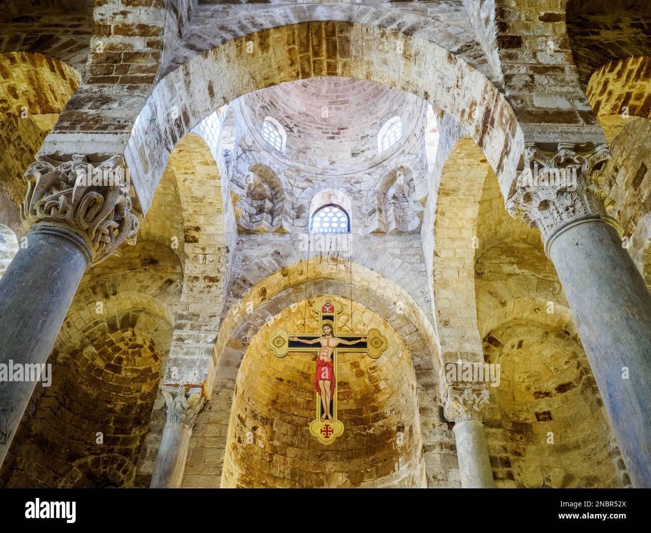 Volta e Crocifisso - la chiesa di San Cataldo in stile architettonico arabo-normanno - Palermo, Sicilia, Italia Foto Stock