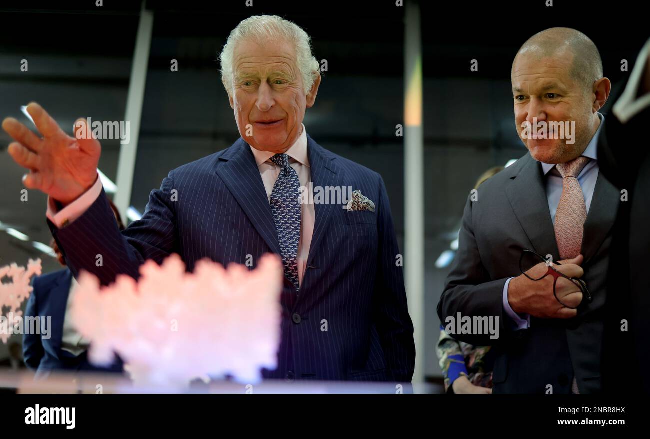 Immagine ©concesso in licenza a Parsons Media. 14/02/2023. Londra, Regno Unito. Re Charles con Jony Ive designer britannico. Immagine del file 27/04/2022. Londra, Regno Unito. HRH Prince of Wales e Jony Ive British product designer vedono alcuni dei progetti vincitori del concorso inaugurale Terra carta Design Lab per aiutare a contribuire al cambiamento climatico, Al Royal College of Art Dyson Gallery di Londra come parte della Sustainable Markets Initiative al Royal College of ArtPicture di Andrew Parsons / Parsons Media Foto Stock