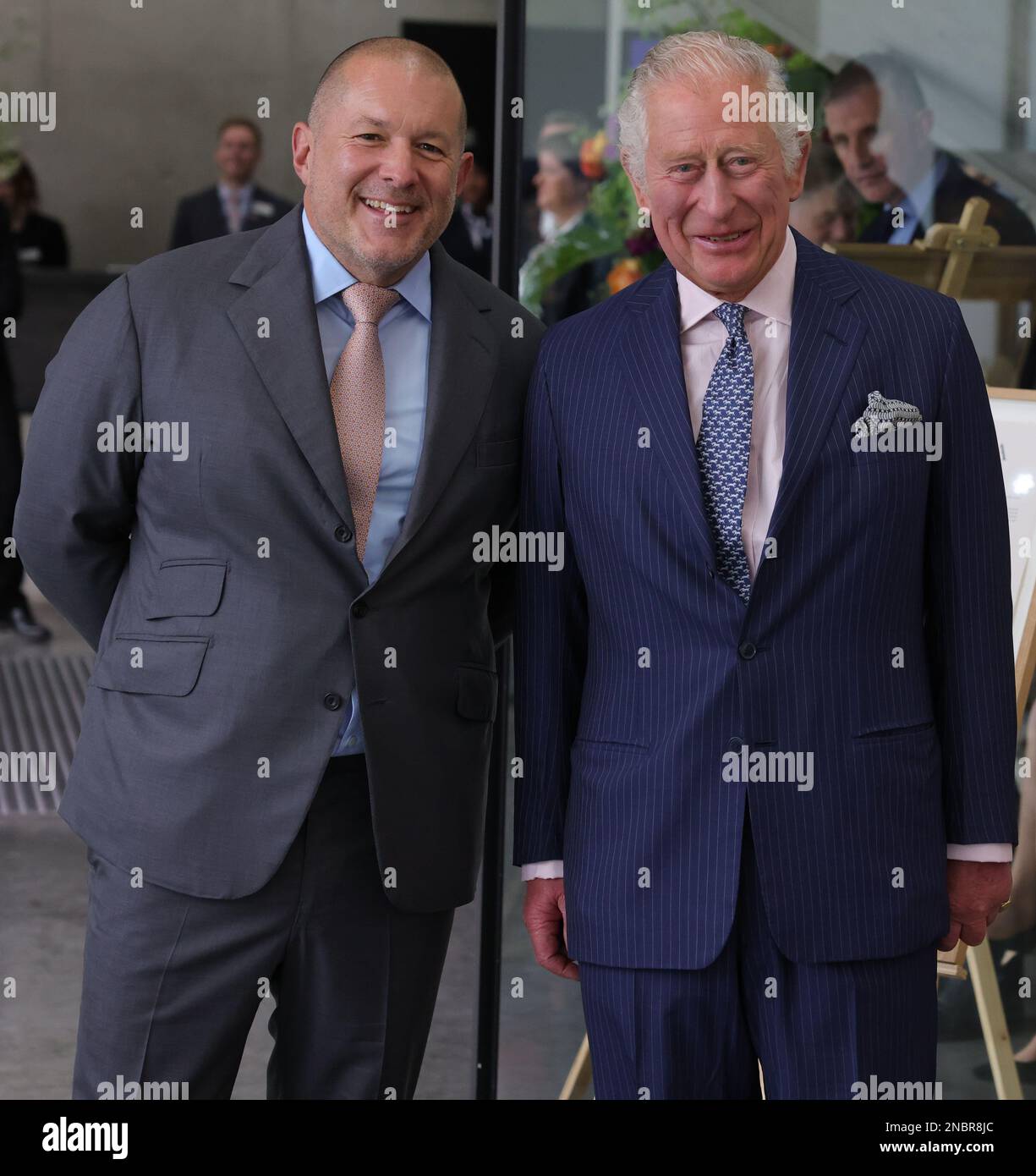 Immagine ©concesso in licenza a Parsons Media. 14/02/2023. Londra, Regno Unito. Re Charles con Jony Ive designer britannico. Immagine del file 27/04/2022. Londra, Regno Unito. HRH Prince of Wales e Jony Ive British product designer vedono alcuni dei progetti vincitori del concorso inaugurale Terra carta Design Lab per aiutare a contribuire al cambiamento climatico, Al Royal College of Art Dyson Gallery di Londra come parte della Sustainable Markets Initiative al Royal College of ArtPicture di Andrew Parsons / Parsons Media Foto Stock