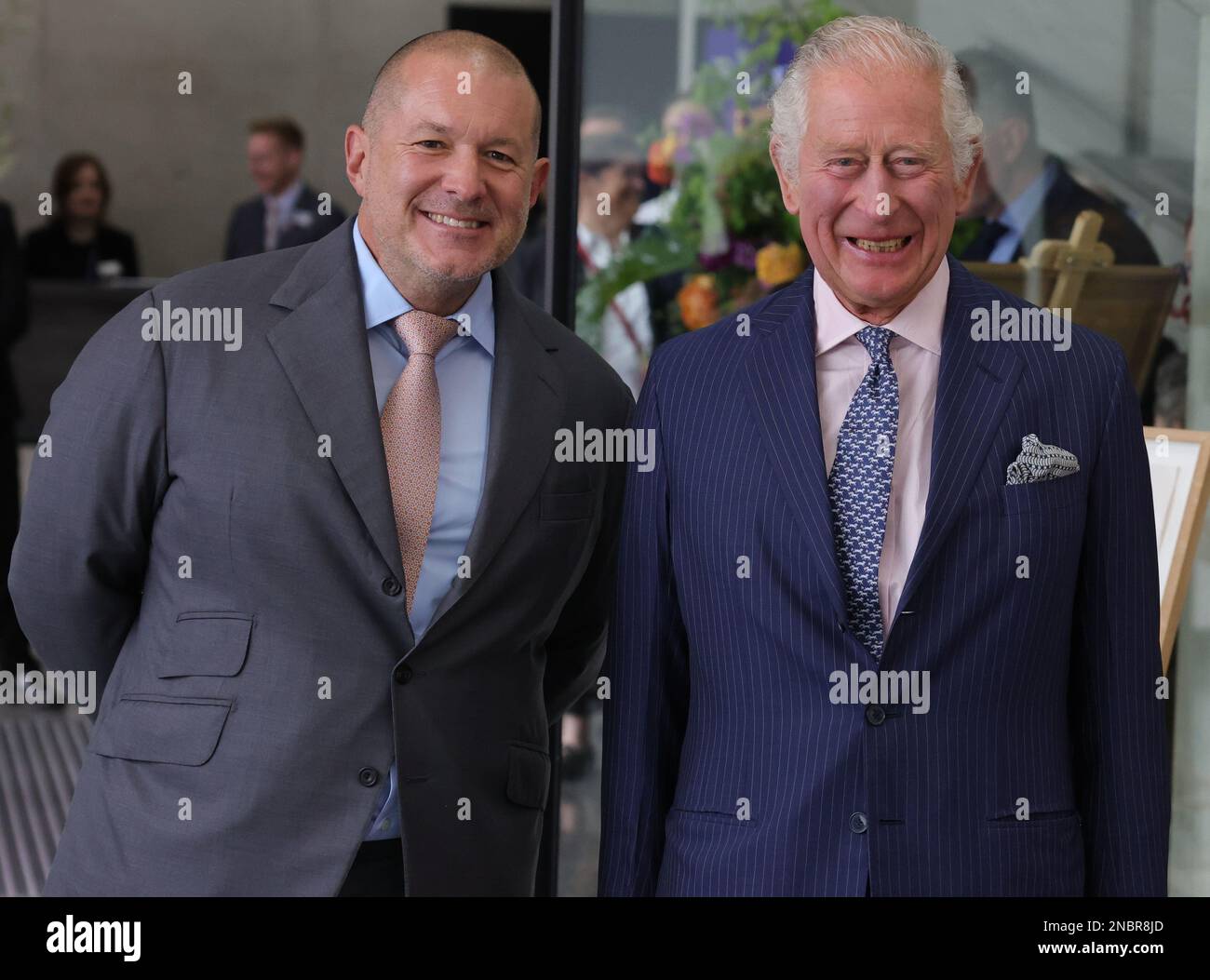 Immagine ©concesso in licenza a Parsons Media. 14/02/2023. Londra, Regno Unito. Re Charles con Jony Ive designer britannico. Immagine del file 27/04/2022. Londra, Regno Unito. HRH Prince of Wales e Jony Ive British product designer vedono alcuni dei progetti vincitori del concorso inaugurale Terra carta Design Lab per aiutare a contribuire al cambiamento climatico, Al Royal College of Art Dyson Gallery di Londra come parte della Sustainable Markets Initiative al Royal College of ArtPicture di Andrew Parsons / Parsons Media Foto Stock