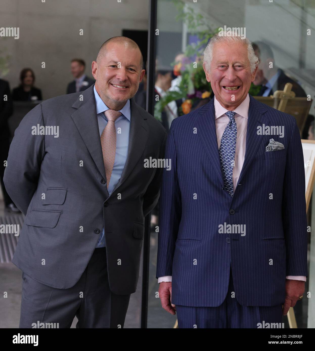 Immagine ©concesso in licenza a Parsons Media. 14/02/2023. Londra, Regno Unito. Re Charles con Jony Ive designer britannico. Immagine del file 27/04/2022. Londra, Regno Unito. HRH Prince of Wales e Jony Ive British product designer vedono alcuni dei progetti vincitori del concorso inaugurale Terra carta Design Lab per aiutare a contribuire al cambiamento climatico, Al Royal College of Art Dyson Gallery di Londra come parte della Sustainable Markets Initiative al Royal College of ArtPicture di Andrew Parsons / Parsons Media Foto Stock