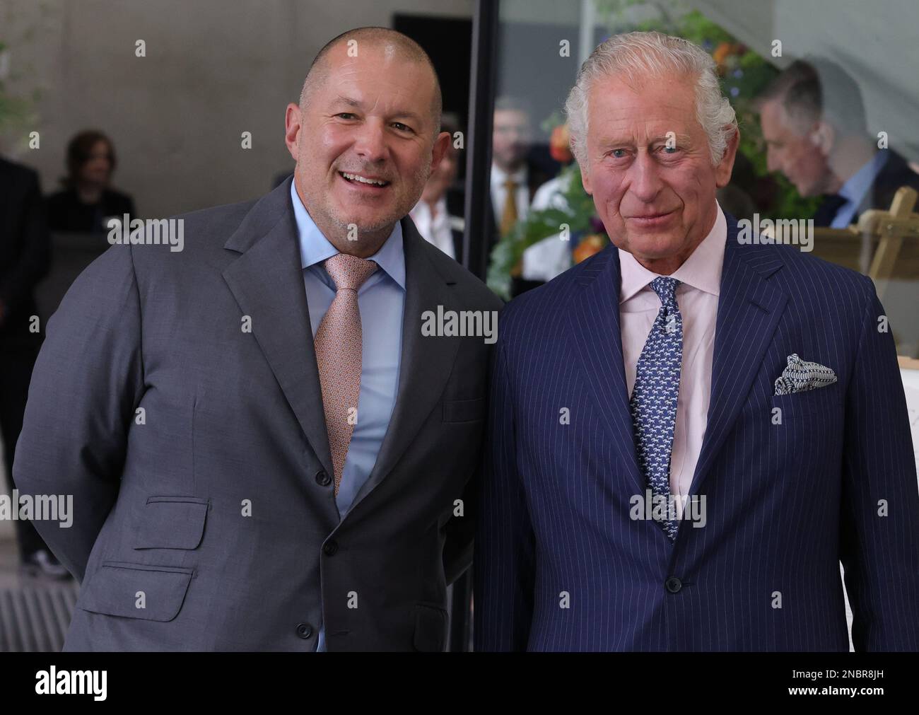 Immagine ©concesso in licenza a Parsons Media. 14/02/2023. Londra, Regno Unito. Re Charles con Jony Ive designer britannico. Immagine del file 27/04/2022. Londra, Regno Unito. HRH Prince of Wales e Jony Ive British product designer vedono alcuni dei progetti vincitori del concorso inaugurale Terra carta Design Lab per aiutare a contribuire al cambiamento climatico, Al Royal College of Art Dyson Gallery di Londra come parte della Sustainable Markets Initiative al Royal College of ArtPicture di Andrew Parsons / Parsons Media Foto Stock