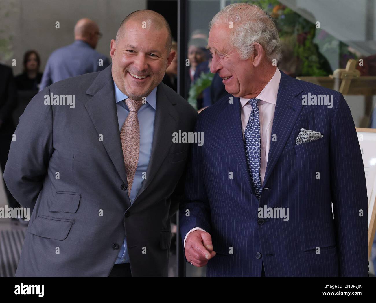 Immagine ©concesso in licenza a Parsons Media. 14/02/2023. Londra, Regno Unito. Re Charles con Jony Ive designer britannico. Immagine del file 27/04/2022. Londra, Regno Unito. HRH Prince of Wales e Jony Ive British product designer vedono alcuni dei progetti vincitori del concorso inaugurale Terra carta Design Lab per aiutare a contribuire al cambiamento climatico, Al Royal College of Art Dyson Gallery di Londra come parte della Sustainable Markets Initiative al Royal College of ArtPicture di Andrew Parsons / Parsons Media Foto Stock