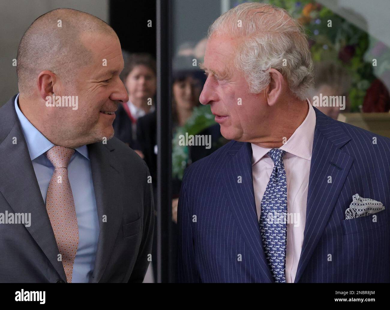 Immagine ©concesso in licenza a Parsons Media. 14/02/2023. Londra, Regno Unito. Re Charles con Jony Ive designer britannico. Immagine del file 27/04/2022. Londra, Regno Unito. HRH Prince of Wales e Jony Ive British product designer vedono alcuni dei progetti vincitori del concorso inaugurale Terra carta Design Lab per aiutare a contribuire al cambiamento climatico, Al Royal College of Art Dyson Gallery di Londra come parte della Sustainable Markets Initiative al Royal College of ArtPicture di Andrew Parsons / Parsons Media Foto Stock