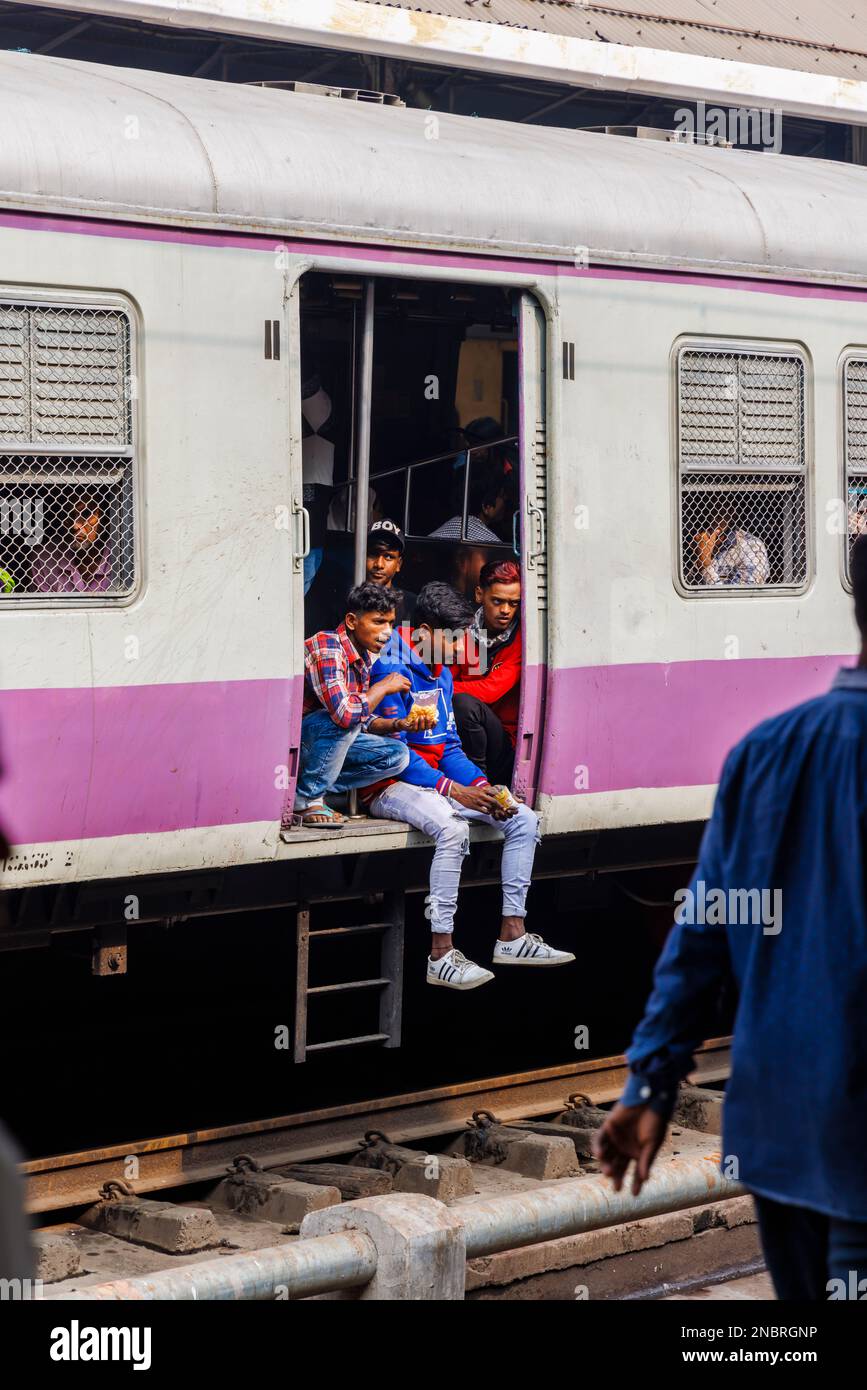 I passeggeri in una porta aperta di una carrozza ferroviaria in attesa di partire dalla stazione ferroviaria di Howrah Junction, Howrah, Kolkata, Bengala Occidentale, India Foto Stock