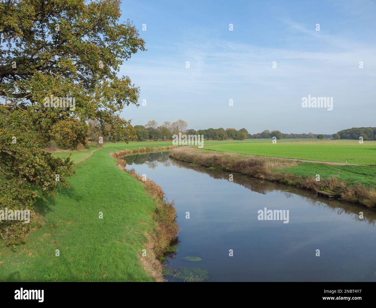 Un bellissimo colpo del fiume Vechte nel comune di Emlichheim in Germania Foto Stock