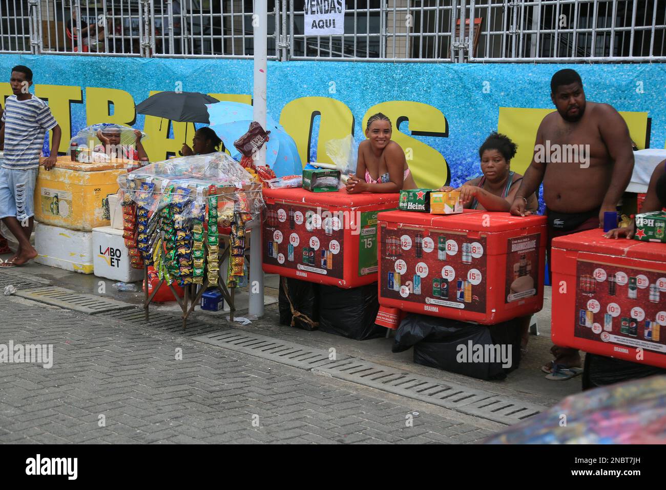 salvador, bahia, brasile - 11 febbraio 2023: vendita di birra e altre bevande da parte di venditori ambulanti durante il carnevale nella città di Salvador Foto Stock