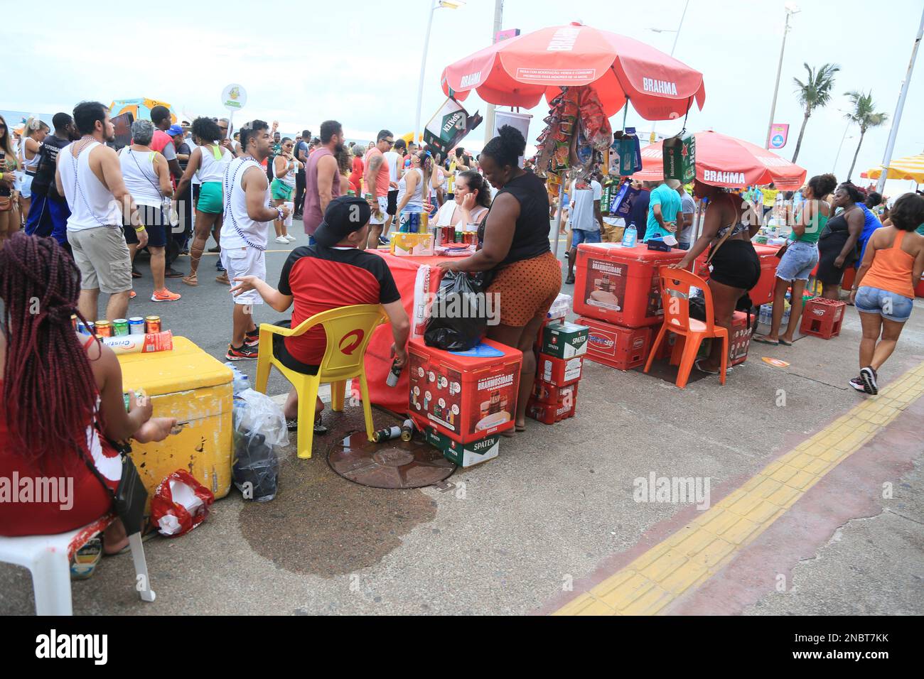 salvador, bahia, brasile - 11 febbraio 2023: vendita di birra e altre bevande da parte di venditori ambulanti durante il carnevale nella città di Salvador Foto Stock