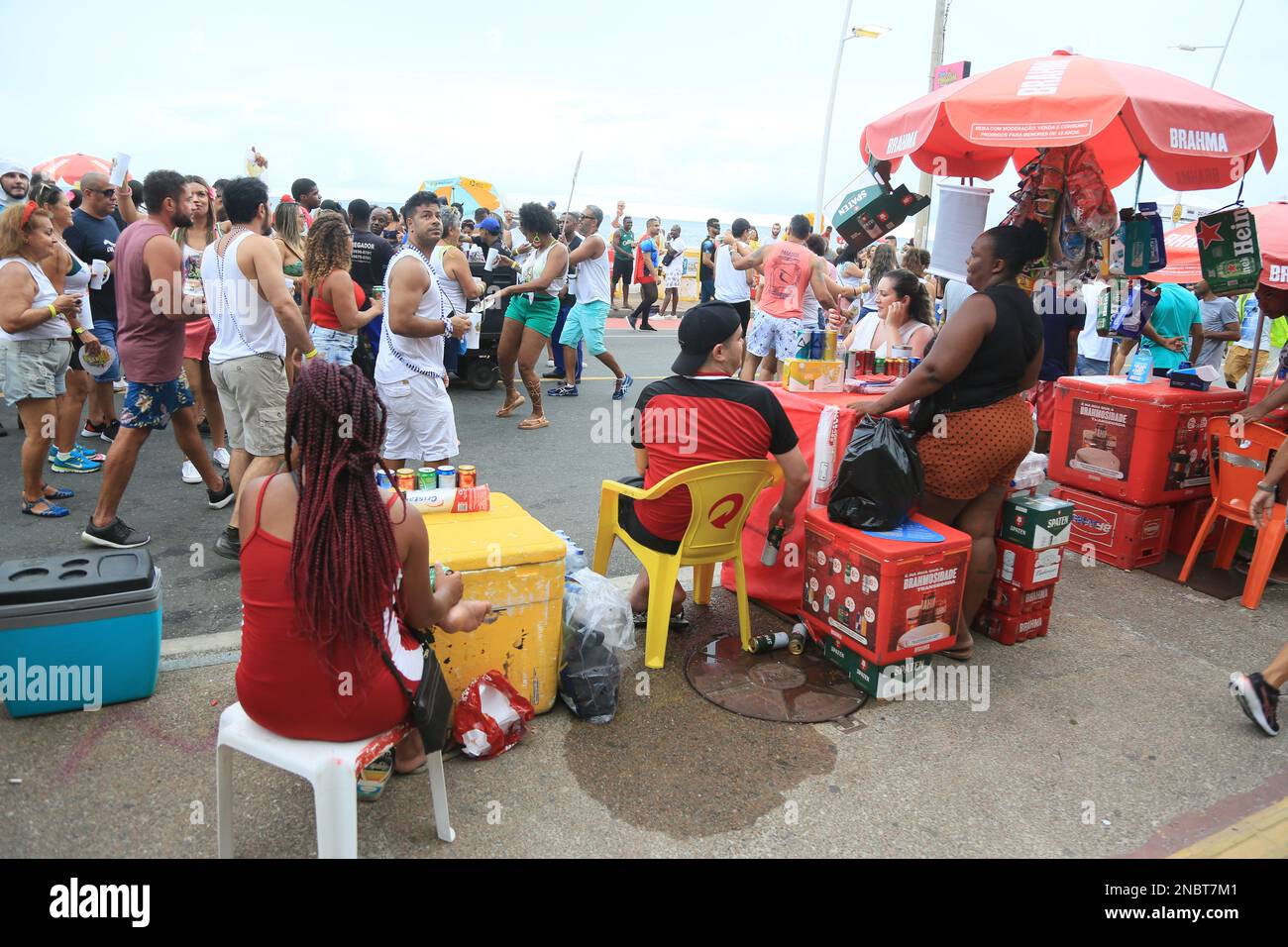 salvador, bahia, brasile - 11 febbraio 2023: vendita di birra e altre bevande da parte di venditori ambulanti durante il carnevale nella città di Salvador Foto Stock