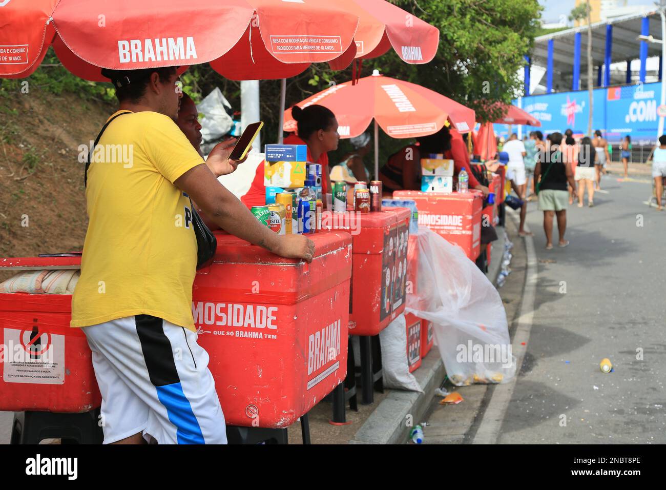 salvador, bahia, brasile - 11 febbraio 2023: vendita di birra e altre bevande da parte di venditori ambulanti durante il carnevale nella città di Salvador Foto Stock