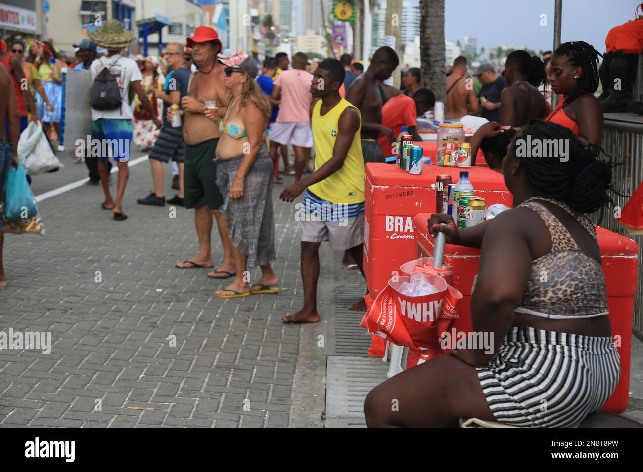 salvador, bahia, brasile - 11 febbraio 2023: vendita di birra e altre bevande da parte di venditori ambulanti durante il carnevale nella città di Salvador Foto Stock