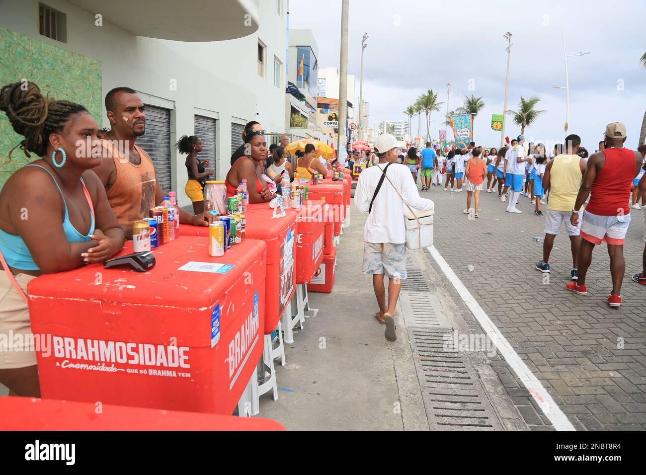 salvador, bahia, brasile - 11 febbraio 2023: vendita di birra e altre bevande da parte di venditori ambulanti durante il carnevale nella città di Salvador Foto Stock