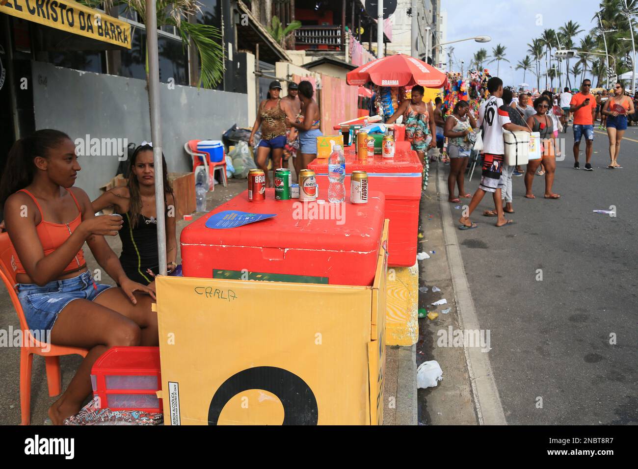 salvador, bahia, brasile - 11 febbraio 2023: vendita di birra e altre bevande da parte di venditori ambulanti durante il carnevale nella città di Salvador Foto Stock