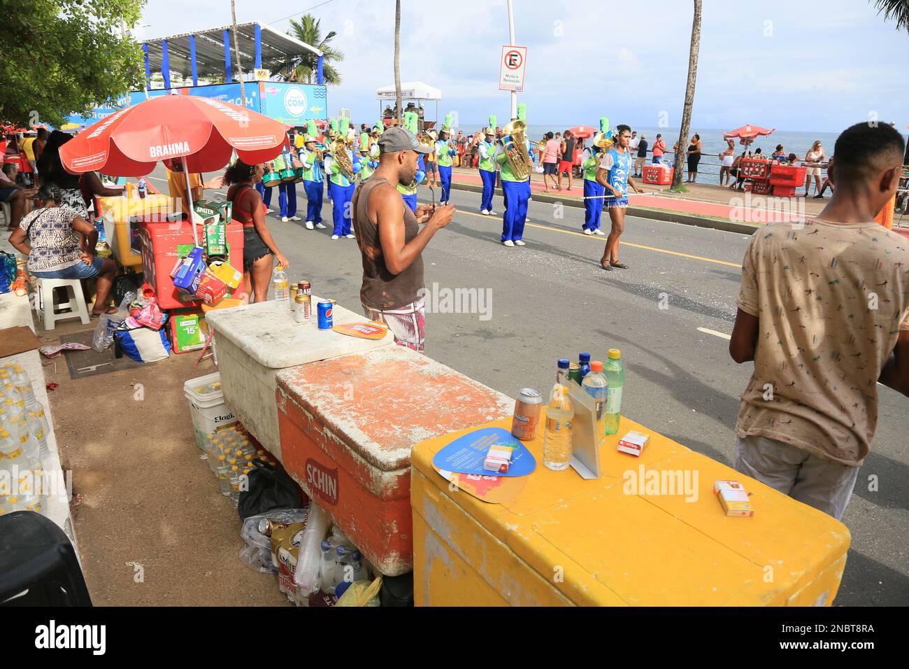 salvador, bahia, brasile - 11 febbraio 2023: vendita di birra e altre bevande da parte di venditori ambulanti durante il carnevale nella città di Salvador Foto Stock