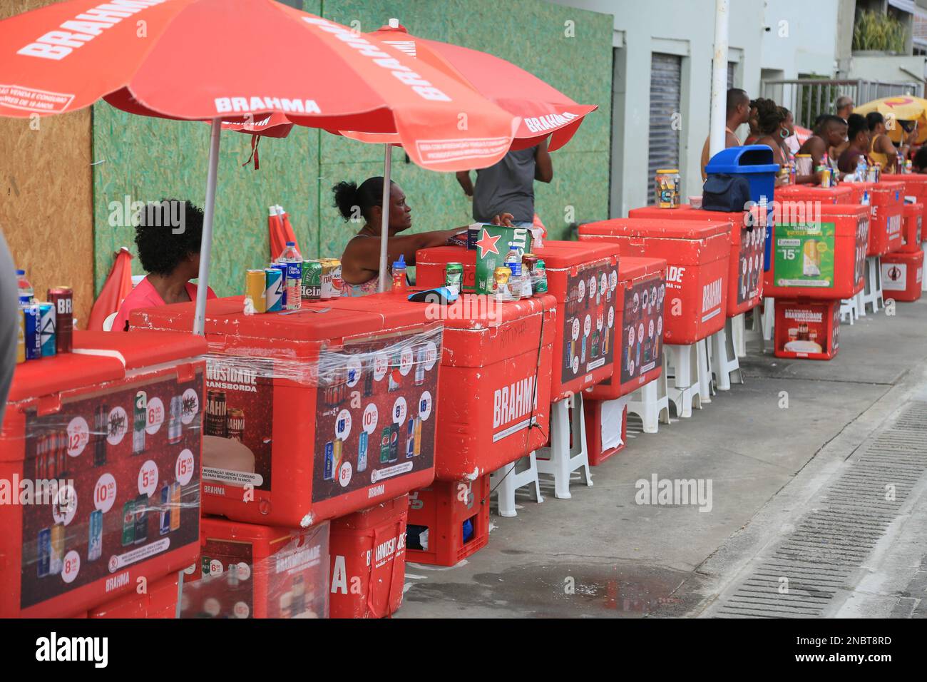 salvador, bahia, brasile - 11 febbraio 2023: vendita di birra e altre bevande da parte di venditori ambulanti durante il carnevale nella città di Salvador Foto Stock