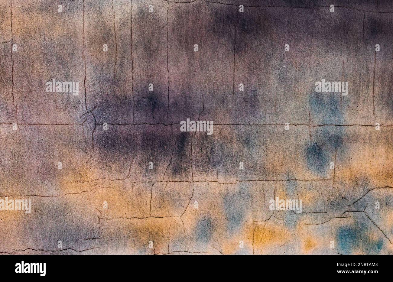 La superficie di colore luminoso di una parete intonacata, con motivi multicolore Foto Stock