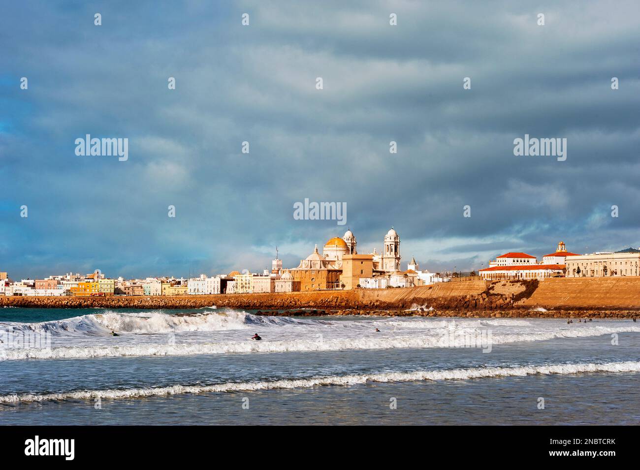 Città di Cadice in Andalusia circondata dal mare Foto Stock