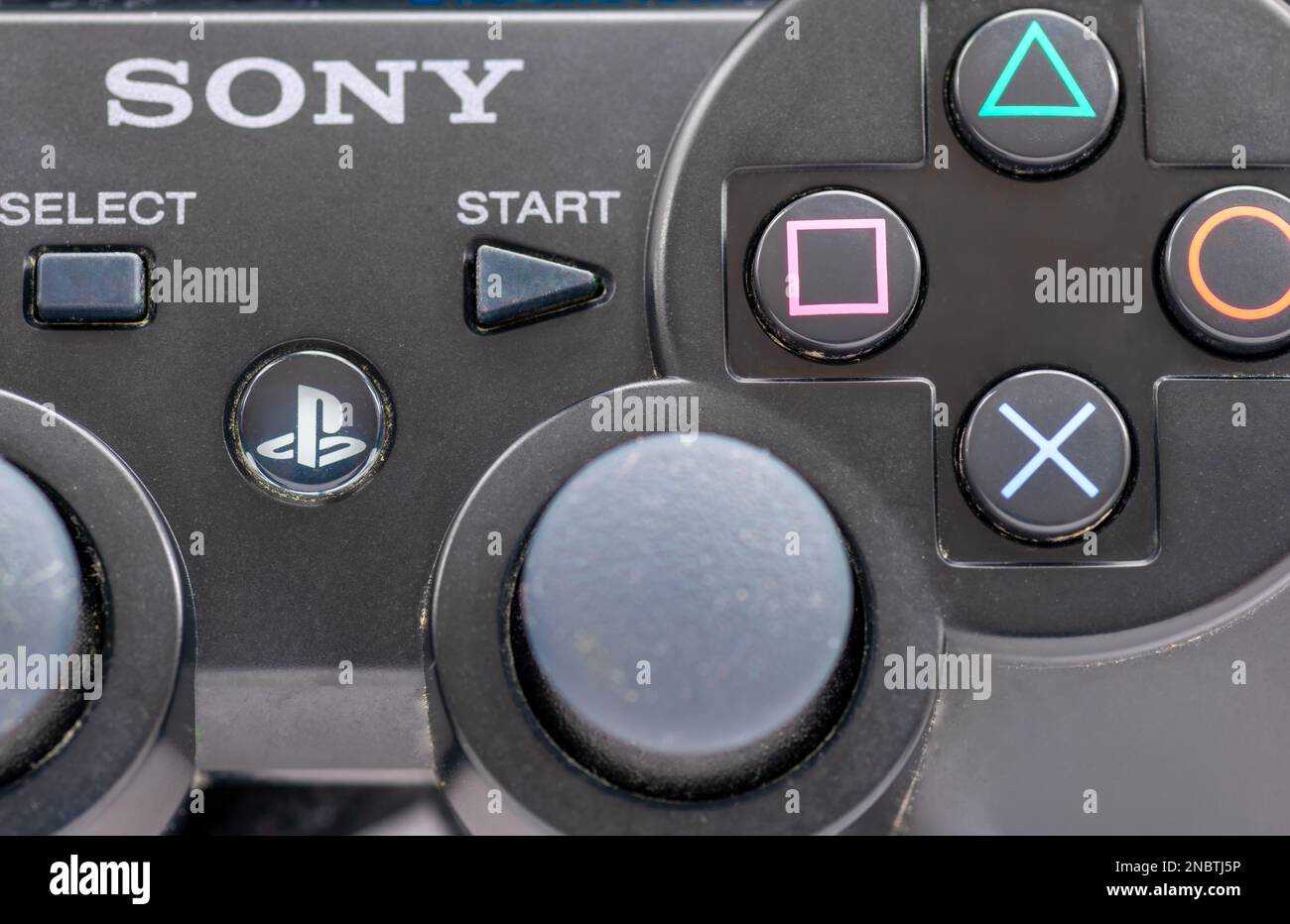 Londra. UK-02.12.2023. Primo piano di un controller di gioco PlayStation di Sony. Foto Stock