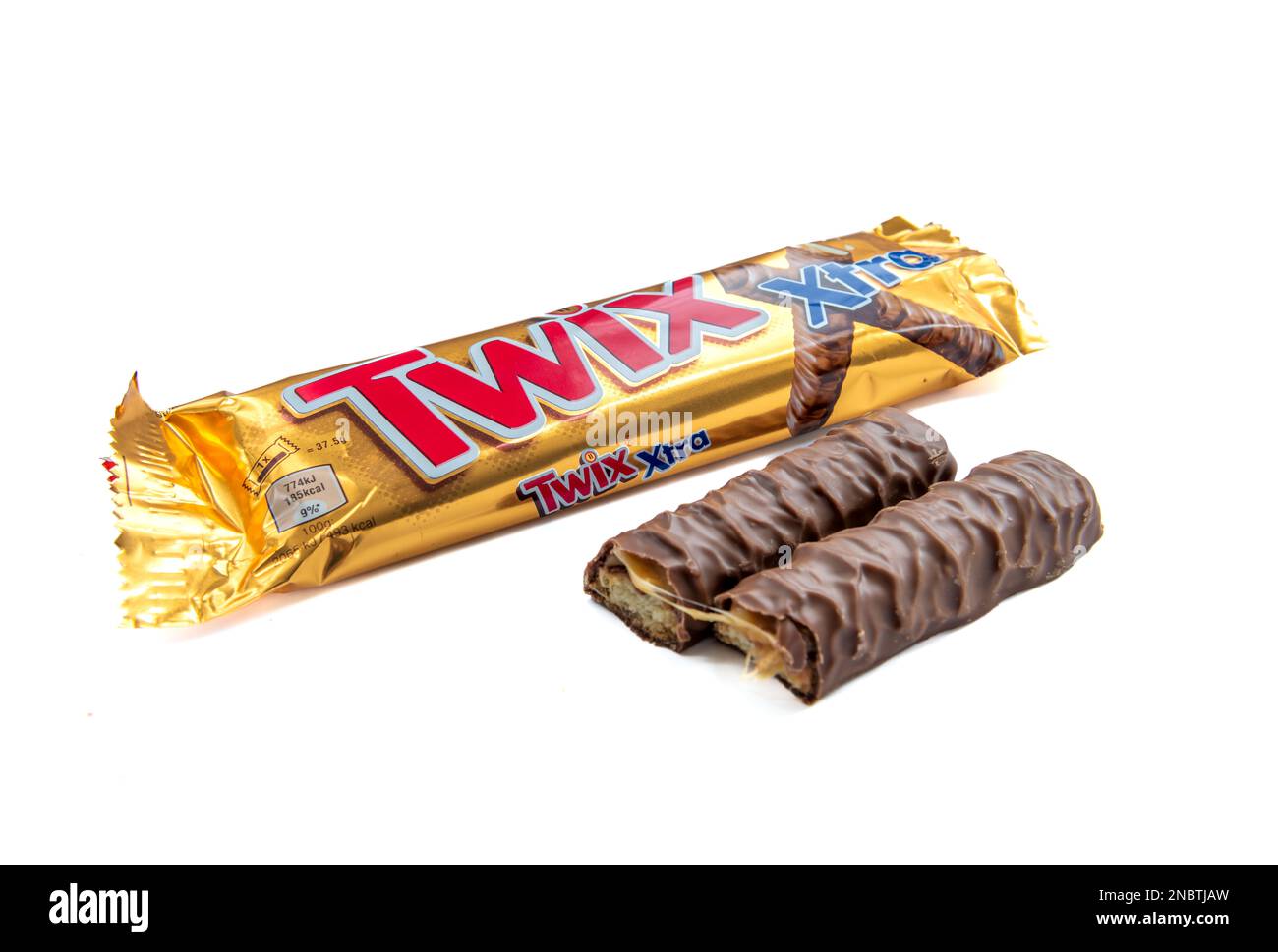 Londra. UK-02.12.2023. Un pacchetto di tavoletta di cioccolato Twix con il cioccolato a metà fuori dal pacchetto isolato in bianco. Foto Stock