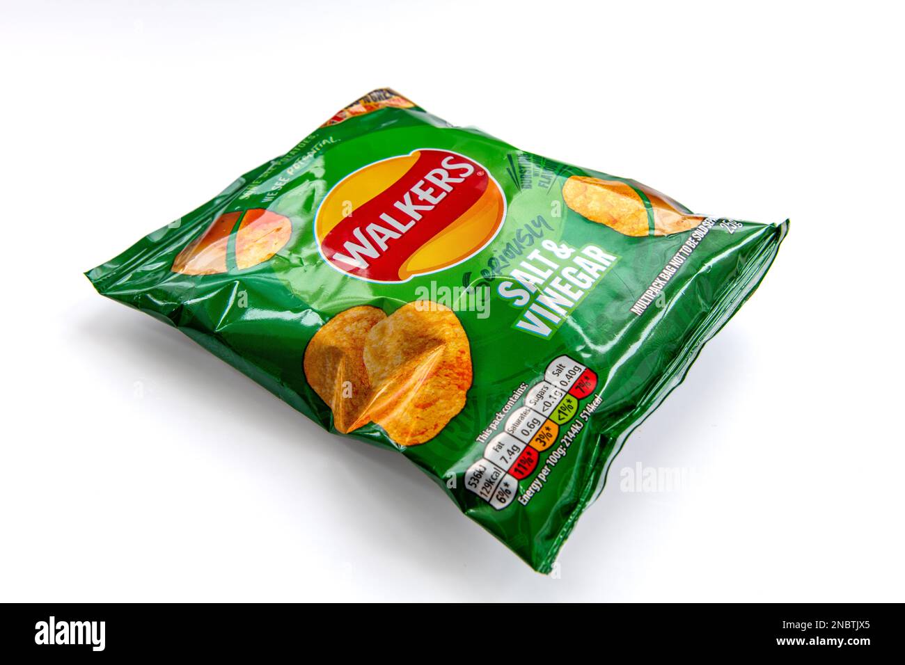Londra. UK-02.12.2023. Un pacchetto di patate Walkers croccante isolato in bianco. Foto Stock