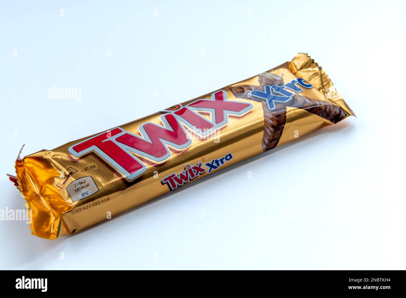 Londra. UK-02.12.2023. Una barretta di cioccolato Twix confezionata isolata in bianco. Foto Stock