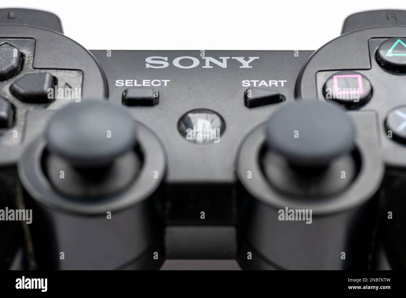 Londra. UK-02.12.2023. Primo piano di un controller di gioco PlayStation di Sony. Foto Stock