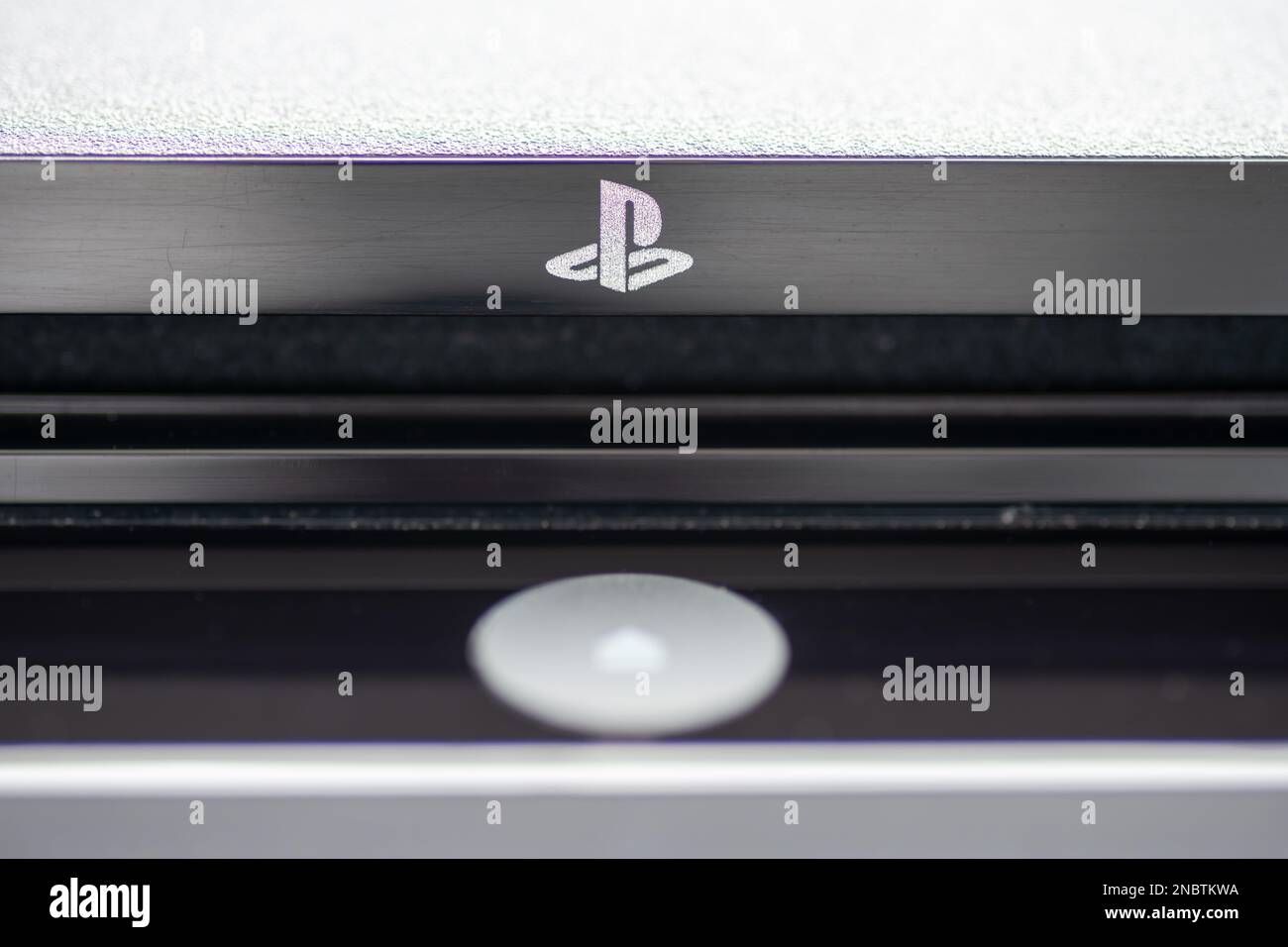Londra. UK-02.12.2023. Il simbolo Sony PlayStation su una console di gioco. Foto Stock