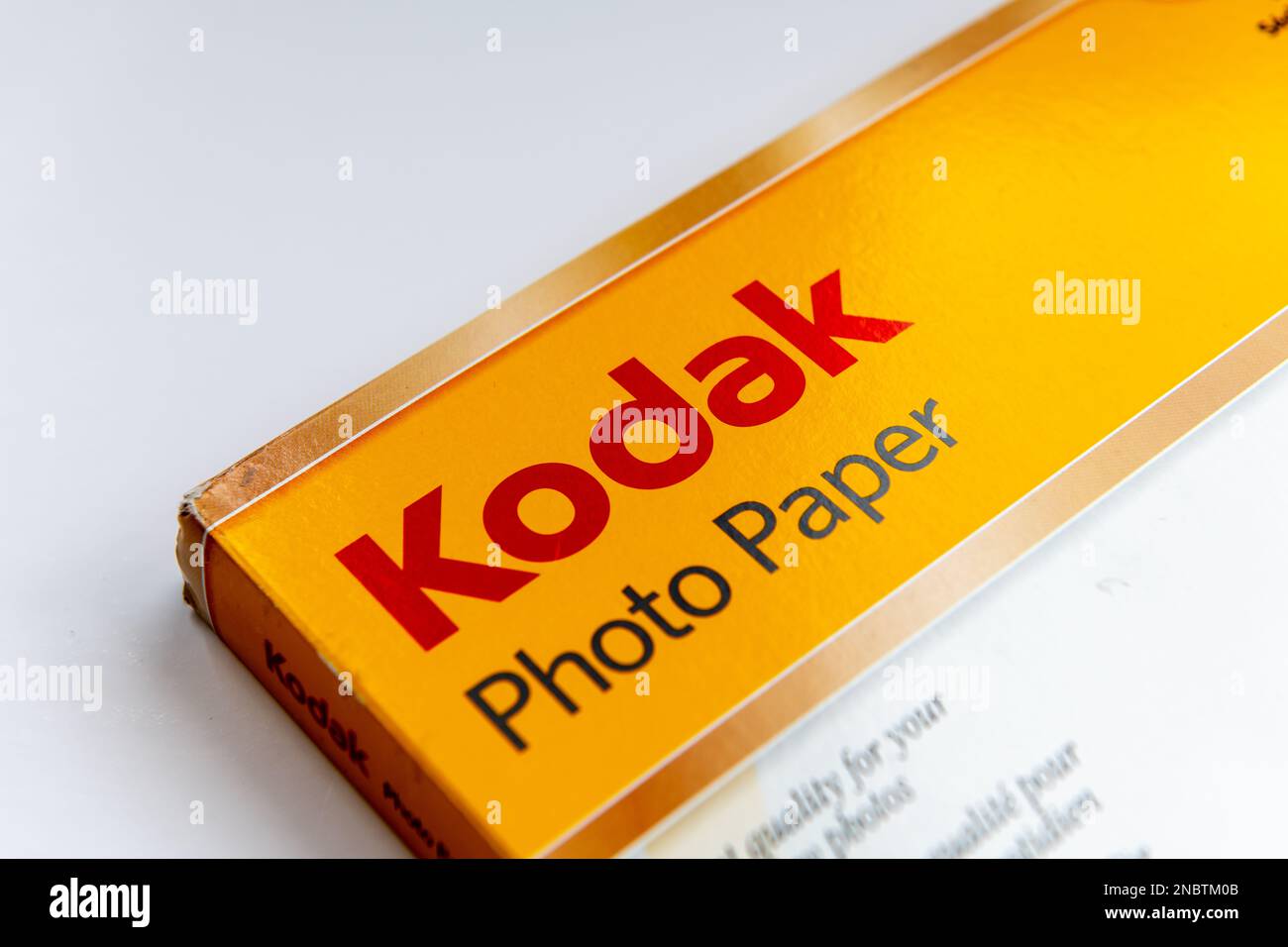 Londra. UK-02.12.2023. Primo piano di una confezione di carta fotografica Kodak isolata in bianco. Foto Stock