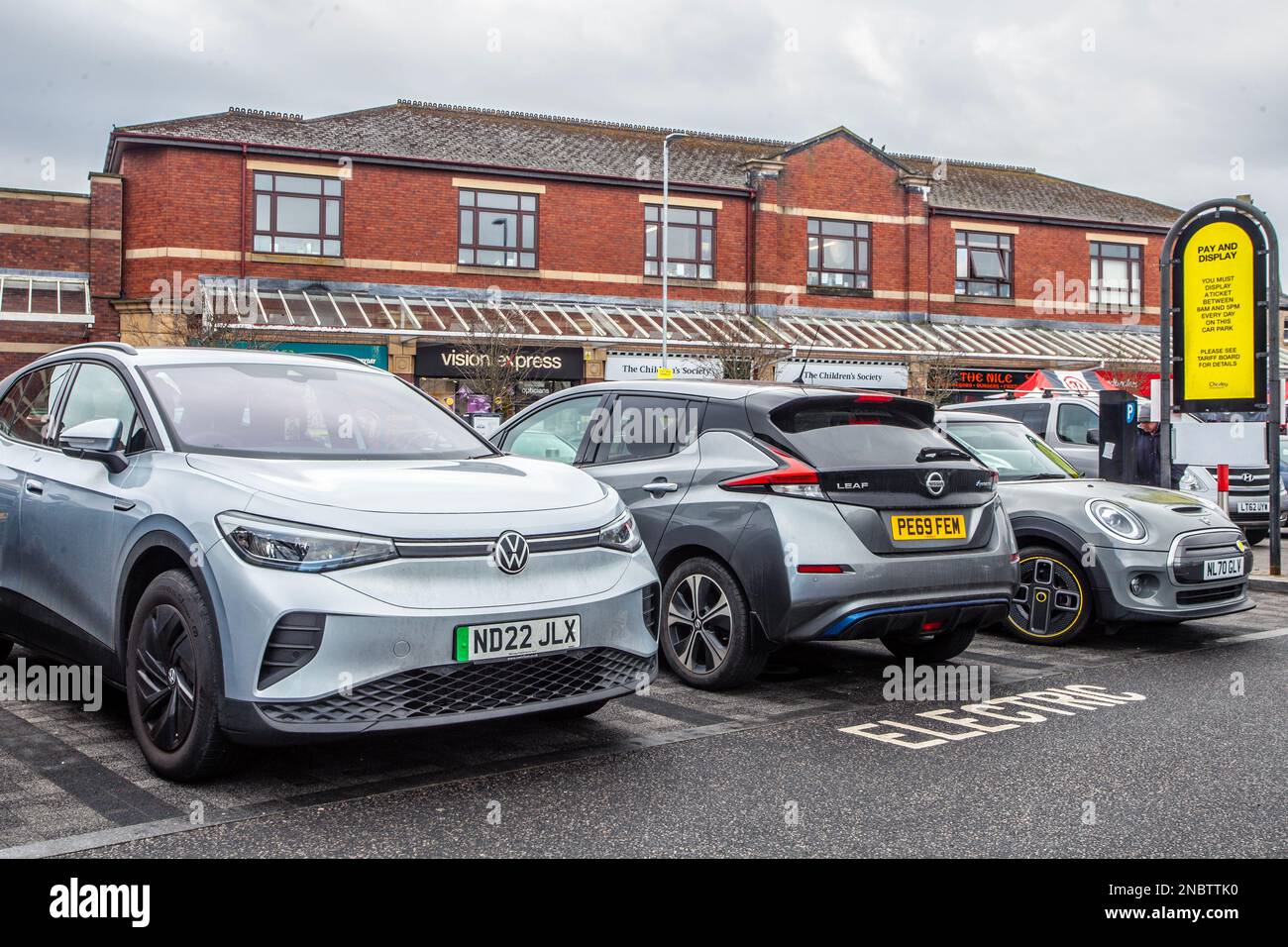 2019 grigio NISSAN LEAF Plus Launch Edition. 2022 VW Volkswagen ID4 LIFE SEL TSI 4MOTION DSG, punto di ricarica per auto elettriche, parcheggio per acquirenti in ferro piatto, Chorley UK Foto Stock