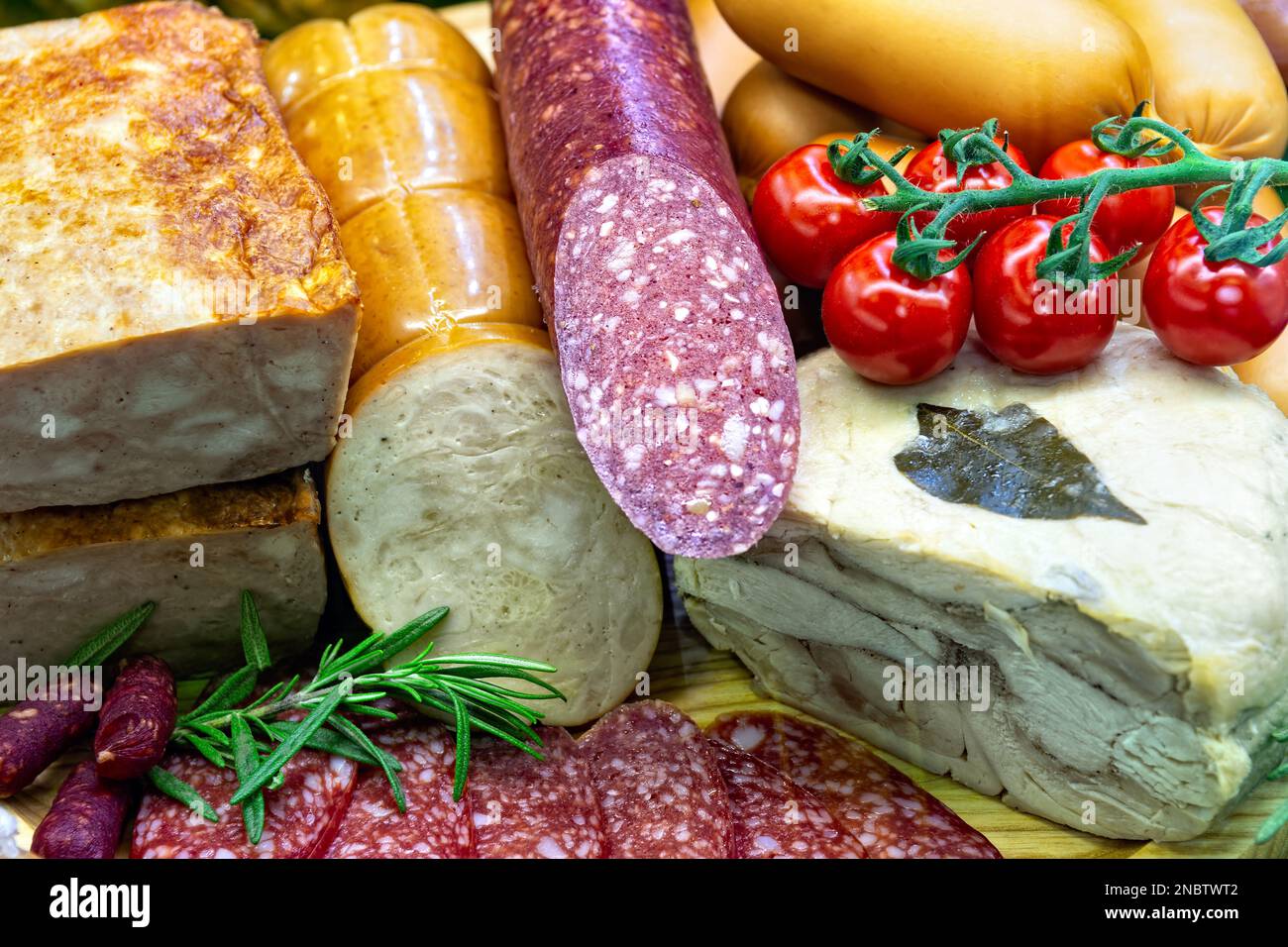 Assortimento di salumi in vetrina macelleria. Foto Stock