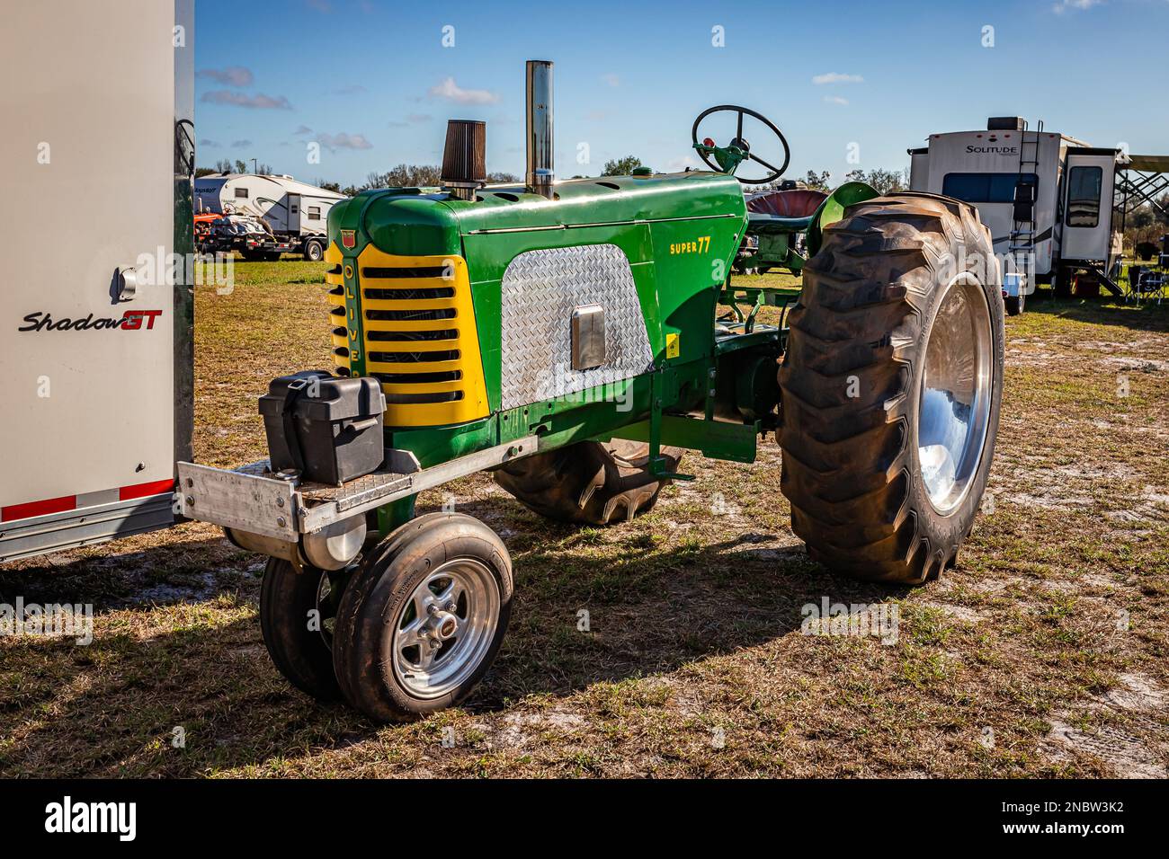 Fort Meade, FL - 24 febbraio 2022: Vista dall'alto dell'angolo anteriore di un trattore Oliver Super 77 1958 in una fiera locale dei trattori. Foto Stock
