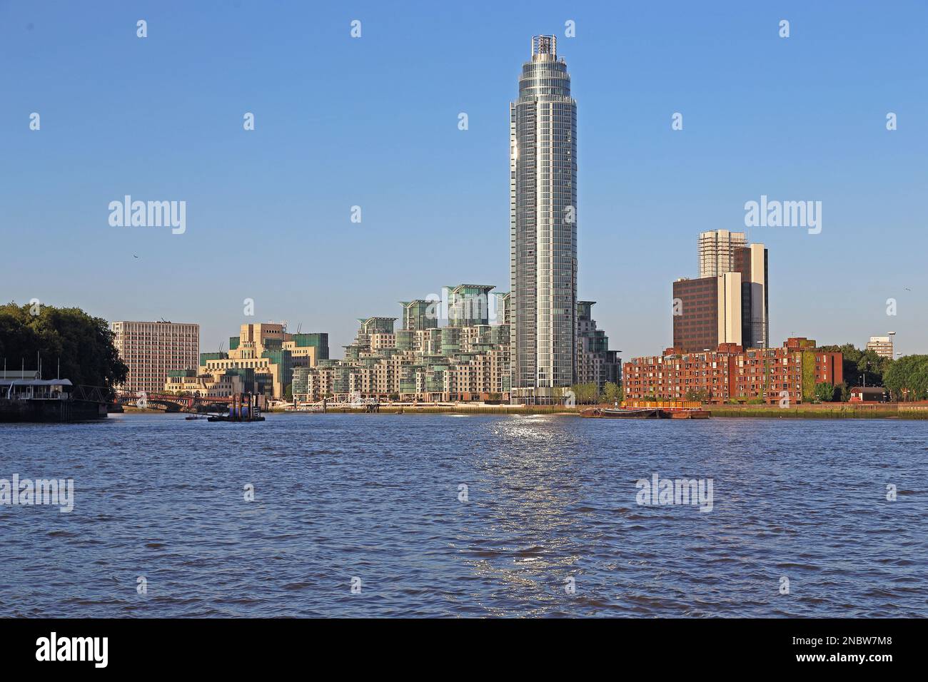 LONDRA, GRAN BRETAGNA - 18 MAGGIO 2017: Questo è un moderno sviluppo Riverside Walk nel quartiere Vauxhall. Foto Stock